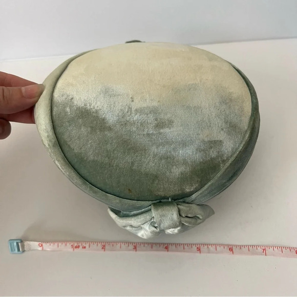 Vintage 1960s Ladies' Mint Green Blue Velvet Pillbox Side Bows Close Hat - Picture 15 of 15